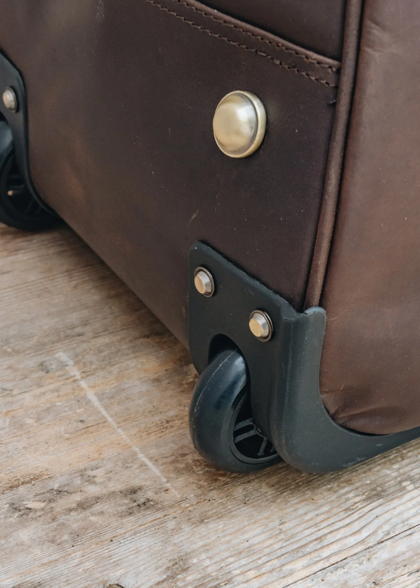 Albert Wheeled Weekender Trolley Bag in Mud